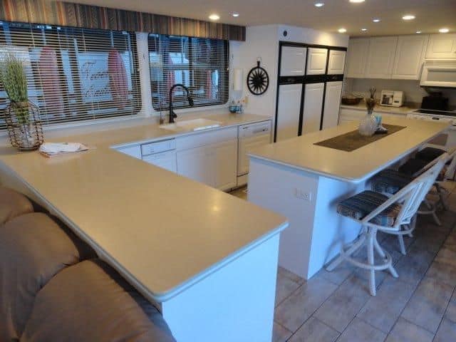 houseboat-4 Houseboat: 2000 Skipperliner Custom 65' X 18', Twin Mercruiser 5.7 EFI's, with Bravo Two outdrives